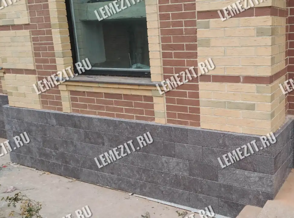 облицовка цоколя пиленой плиткой из натурального камня лемезита